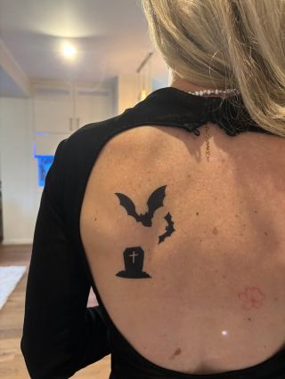 ✨ Get ready na Halloweenskou párty… se spooky dočasnými tetovačkami, které doladí tvůj look k dokonalosti. 👻🖤. Prohlédni...